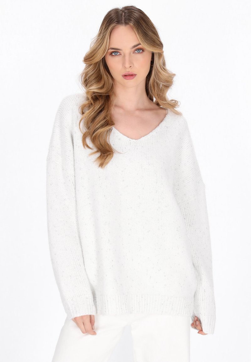 Maglione bianco a maglia con scollo a V, vestibilità morbida e maniche lunghe. Texturizzato con dettagli a macchie e polsini e orlo a costine.