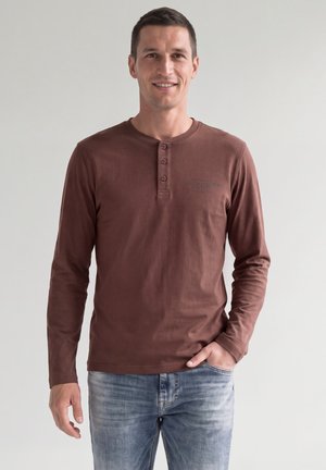 Street One MEN, ANGERAUTES HENLEYSHIRT MIT PRINTDETAIL - T-shirt à manches longues - maroon brown