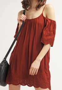 Vero Moda Petite Denní šaty - brown