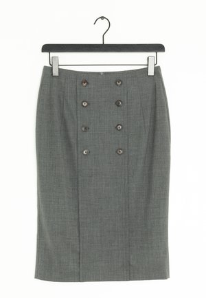 Grå knælængde blyantskirt med dobbeltradet knapdesign, hængende på en sort bøjle mod hvid baggrund.