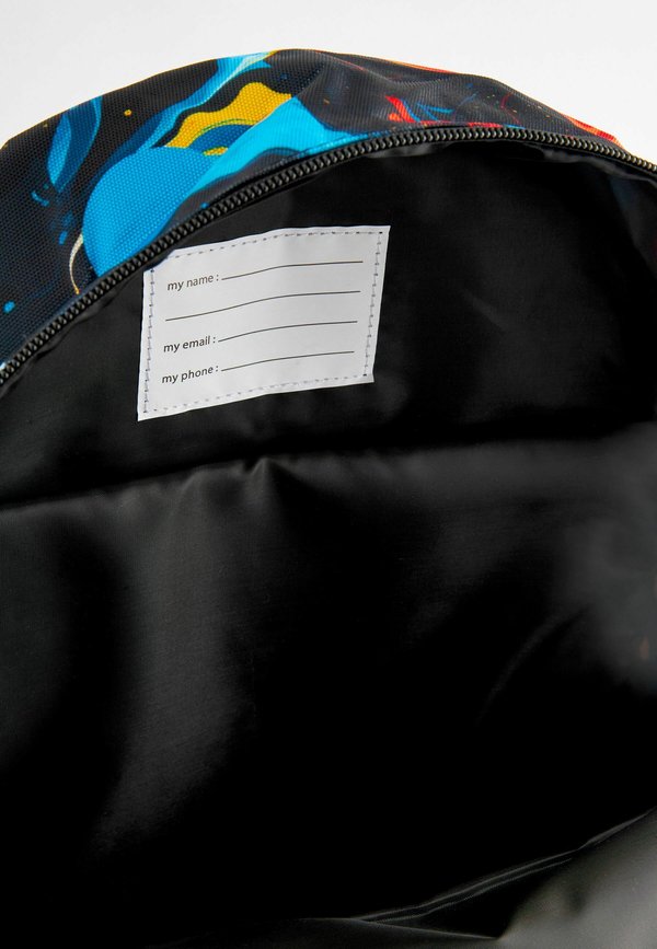 REGULAR FIT – Tagesrucksack – orange glitch print