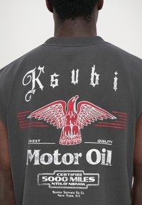 Grijze mouwloze T-shirt met een rode adelaarafbeelding en witte tekst, inclusief een vintage 'Motor Oil' logo en een verouderde afwerking.