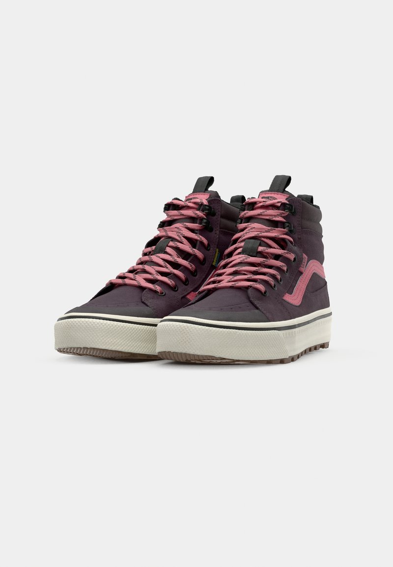 Zapatillas altas de tela en color púrpura oscuro con cordones rosas y detalles de logo. Media suela blanca con suela de goma texturizada.