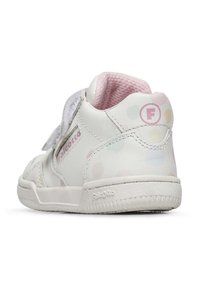 Sneaker alta bianca con pois pastello, cinturino in Velcro e interno rosa testurizzato. Presenta il logo Falcotto sul lato e suola con texture.