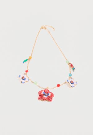 Collier en chaîne dorée avec breloques en forme de fleurs rouges et blanches, petits perles colorées et deux pendentifs en forme d'oiseaux sur fond blanc.