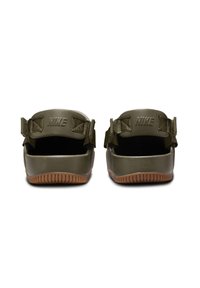 Nike šlepetės alyvuogių žalios spalvos su matinio paviršiaus apdaila, turinčios reguliuojamus dirželius ir tekstūruotą gumos pado su raštuota danga.