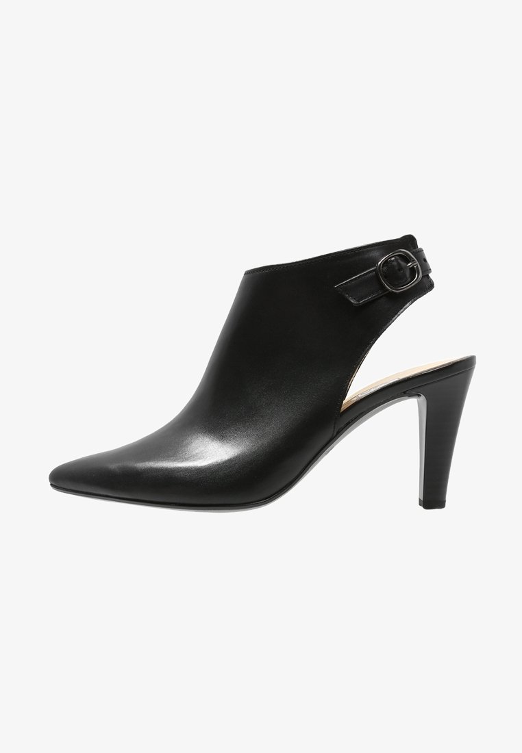Chaussure à talon haut en cuir noir à bout pointu, avec un dos ouvert et une bride de cheville réglable avec une boucle argentée.