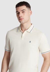 Herren-Polohemd aus texturiertem Stoff, mit einer Knopfleiste mit drei Knöpfen, blauen und weißen gestreiften Akzenten am Kragen und an den Ärmeln sowie einem kleinen bestickten Logo.