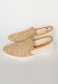 Beige instappers met een geweven textuur boven, effen gekleurde zijkanten en een witte rubberen zool. Gouden accent op de hiel voor detail.