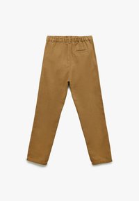 Brune bomuldsbukser med elastisk talje, lige ben-design, med en enkelt baglomme og opsmøg.