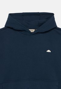 Felpa blu navy con tasca a marsupio frontale, polsini a costine e un piccolo logo bianco sul petto; realizzata in tessuto morbido e traspirante.