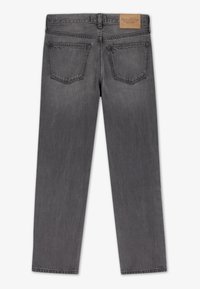 Jeans de pierna recta de color gris oscuro con bolsillos traseros y una etiqueta de la marca Abercrombie color beige en la cintura.