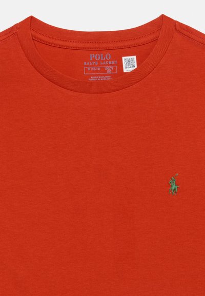 Κόκκινο T-shirt Polo Ralph Lauren με στρογγυλή λαιμόκοψη, με πράσινο κεντητό λογότυπο αλόγου και αναβάτη στο στήθος και τυπωμένη ετικέτα μεγέθους στο εσωτερικό του γιακά.