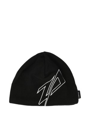 Sort strikket hue med et hvidt grafisk logo design. Stoffet er tekstureret, og hatten har en slasket, rund form.