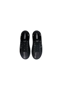Sneakers neri con tomaia in pelle liscia, punta rotonda, sistema di allacciatura tradizionale, logo sulla linguetta e dettagli testurizzati sui lati.