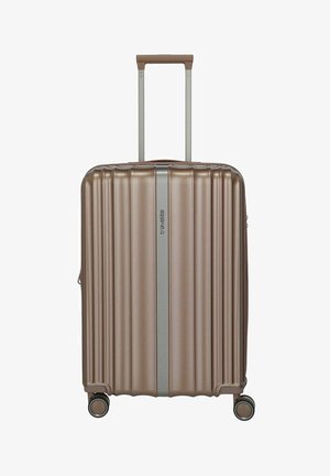 Valise rigide de taille moyenne en bronze avec des nervures verticales, quatre roues multidirectionnelles, poignée télescopique et une bande centrale argentée avec le nom de la marque.