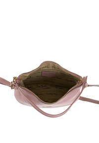 Rosa Lederhandtasche mit einem Reißverschluss, verstellbarem Tragegurt und einem Innenfutter aus einem gemusterten Stoff, der wiederholt Text zeigt.