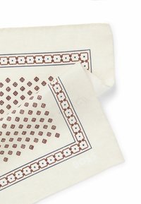 Hellbeiger Baumwollschal mit einem geometrischen Muster in braunen und blauen Akzenten, dekorativen Bordüren und einem dezenten Markenlogo.