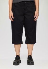 QS ELASTISCHE CAPRI - Jeansshort - schwarz