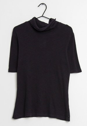 Haut à col roulé à manches courtes, de couleur violet foncé, en tissu texturé, avec une coupe décontractée et un motif ribbé subtil. Comprend des fentes latérales.