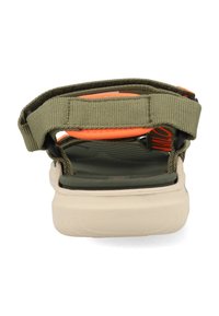 Groene en beige sandaal met oranje accent, voorzien van verstelbare banden, een gewatteerde binnenzool en een gekorrelde buitenzool voor grip.