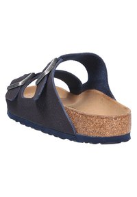 Sandales ajustables bleu marine avec double bande, semelle en liège, dessus en synthétique texturé et semelle rembourrée. Design à bout ouvert avec découpes.