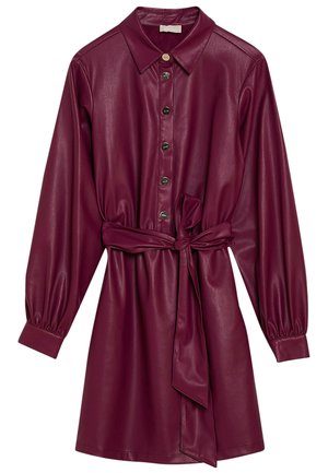 Bordowa sukienka koszulowa z długim rękawem wykonana z eko-skóry, z zapięciem na guziki z przodu, spiczastym kołnierzykiem oraz dopasowanym paskiem wiązanym w talii.