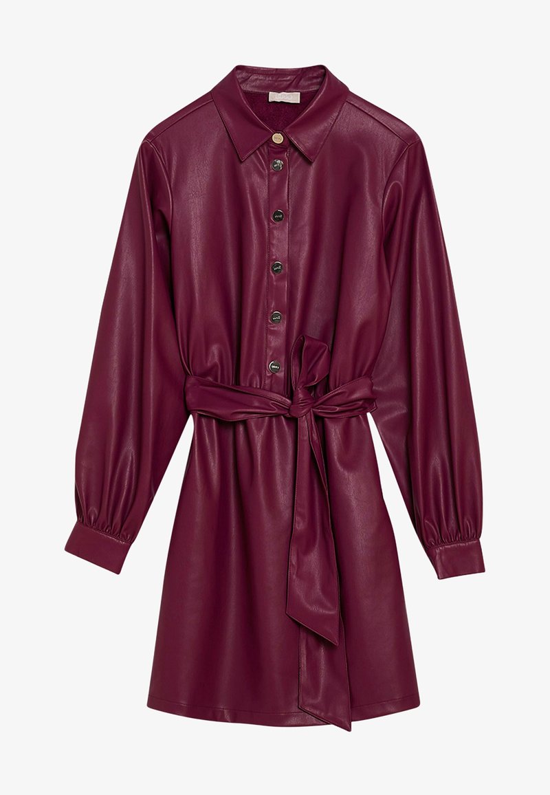 Robe-chemise à manches longues en similicuir bordeaux avec boutonnière devant, col pointu et ceinture à nouer assortie à la taille.
