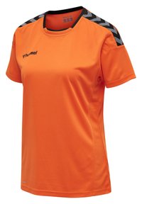 Orange atletisk T-shirt med sorte detaljer og chevronmønster på skuldrene. Lavet af åndbart stof, med en klassisk rund hals.