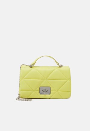 Borsa a tracolla gialla trapuntata con chiusura in argento, tracolla a catena e manico superiore. Texture liscia, forma rettangolare con design compatto.