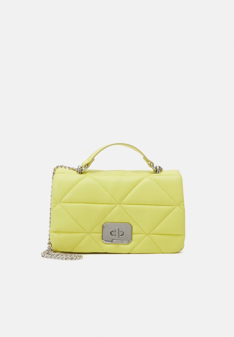 Vettikangas keltainen käsilaukku hopeisen soljen, ketjuhihnan ja yläkahvan kanssa. Sileä pinta, suorakulmainen muoto ja kompakti rakenne.