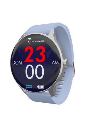Montre intelligente avec un boîtier rond en acier inoxydable, bracelet en silicone bleu, affichage numérique montrant l'heure en rouge et blanc sur un fond sombre.