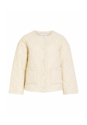 Prešivena kremasta jakna s okruglim izrezom, zatvaranjem na prednje kopčanje i dvije džepne zakrpe. Mekana tekstura, casual dizajn, dugi rukavi.