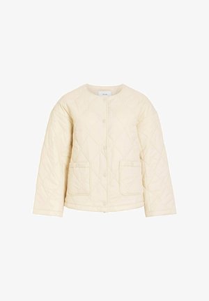 Prešivena kremasta jakna s okruglim izrezom, zatvaranjem na prednje kopčanje i dvije džepne zakrpe. Mekana tekstura, casual dizajn, dugi rukavi.