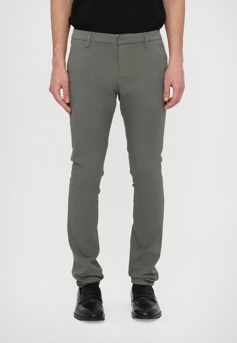 Pantaloni slim-fit, gri, dintr-un material moale cu o textură netedă; au curea și fermoar. Purtați cu pantofi negri.
