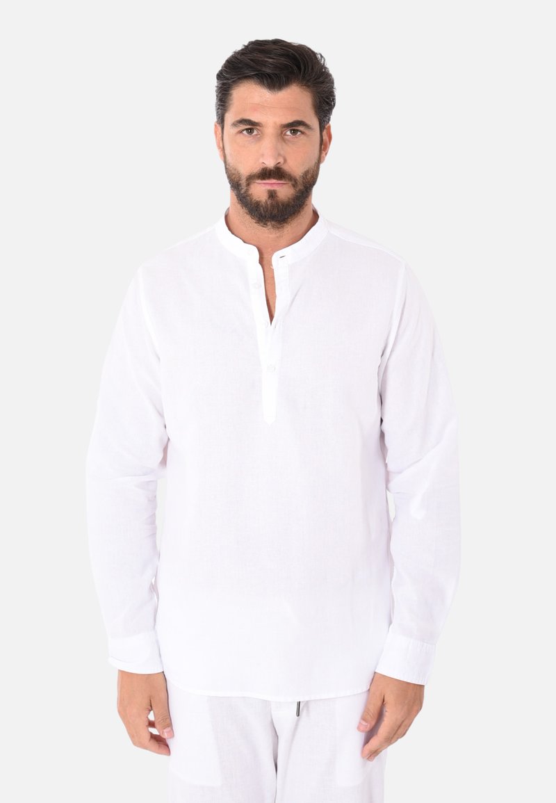 Camicia bianca a maniche lunghe realizzata in tessuto leggero, con colletto alla cinese e bottoni sullo scollo, dal taglio rilassato e dal design minimalista.