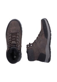 Botas de senderismo de cuero marrón con acentos de tela gris texturizada, ojales de metal y suela de goma. Presenta cordones y un diseño de punta redonda.