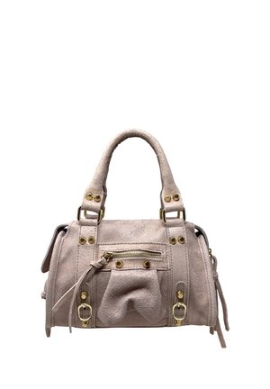 Borsa in camoscio beige chiaro con doppi manici, tasca frontale con cerniera, fibbie decorative e dettagli in metallo color oro.