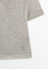 Maglione corto a maniche corte di colore grigio chiaro, con una trama a maglia larga e design a scollo rotondo con orlo a costine.