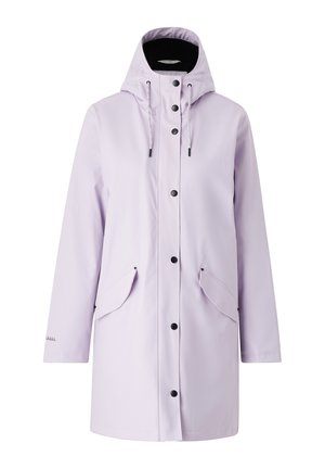 Lys lilla regnjakke med hætte, knapper foran, snøre i hætten og to klaplommer, vist på hvid baggrund.