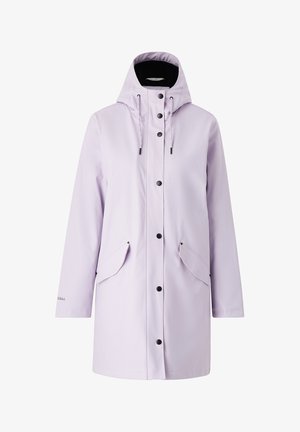 Lys lilla regnjakke med hætte, knapper foran, snøre i hætten og to klaplommer, vist på hvid baggrund.