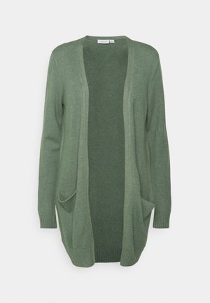 Cardigan verde a maglia con apertura frontale, due tasche anteriori e polsini a costine. Tessuto morbido con una vestibilità rilassata.