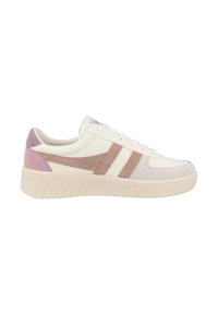 Baskets blanches avec des accents en daim rose et violet clair, présentant trois rayures horizontales, un bout rond et une semelle en caoutchouc texturée.