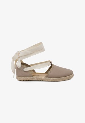 Beige espadrille med stofrem. Har en rund tå, flettet jutesål og krydsede tekstil-snører for justerbar pasform.