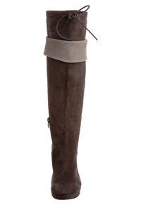 Botas de ante marrones hasta la rodilla con un puño gris doblado, detalle de cordón ajustable en la parte superior y una cremallera lateral para facilitar su uso.