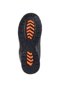 Zwarte rubberen schoenzool met oranje tractieloppen en een gestructureerd patroon voor grip; bevat branding en is ontworpen voor buitengebruik.