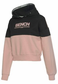 Sweat à capuche court noir et rose avec manches longues, capuche à cordon et texte "BENCH STUDIO" sur la poitrine.