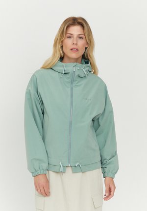 Helle grüne Kapuzenjacke mit elastischen Bündchen, Reißverschluss und verstellbaren Zugbändern. Verfügt über ein dezentes Logo auf der Vorderseite. Glatte Textur.