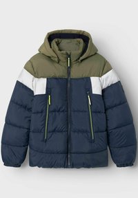 Veste matelassée avec des panneaux vert olive, bleu marine et blancs, une capuche et des fermetures éclair contrastantes. Surface texturée avec un design matelassé.