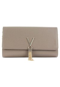 Borsa a pochette in pelle color taupe chiaro con finitura testurizzata, dotata di una chiusura metallica a forma di V e dettaglio con frangia in catena dorata.